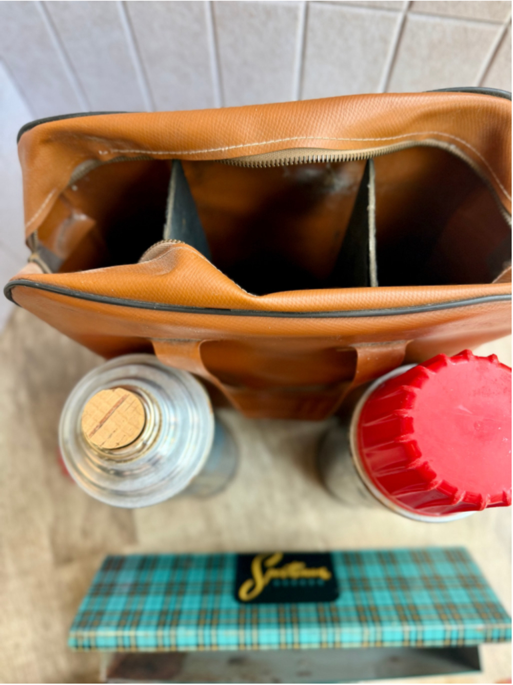 Vintage Sportsman Tartan Plaid Picnic Set Thermos Bottles Metal Box Vinyl Case - Picture 3 of 3